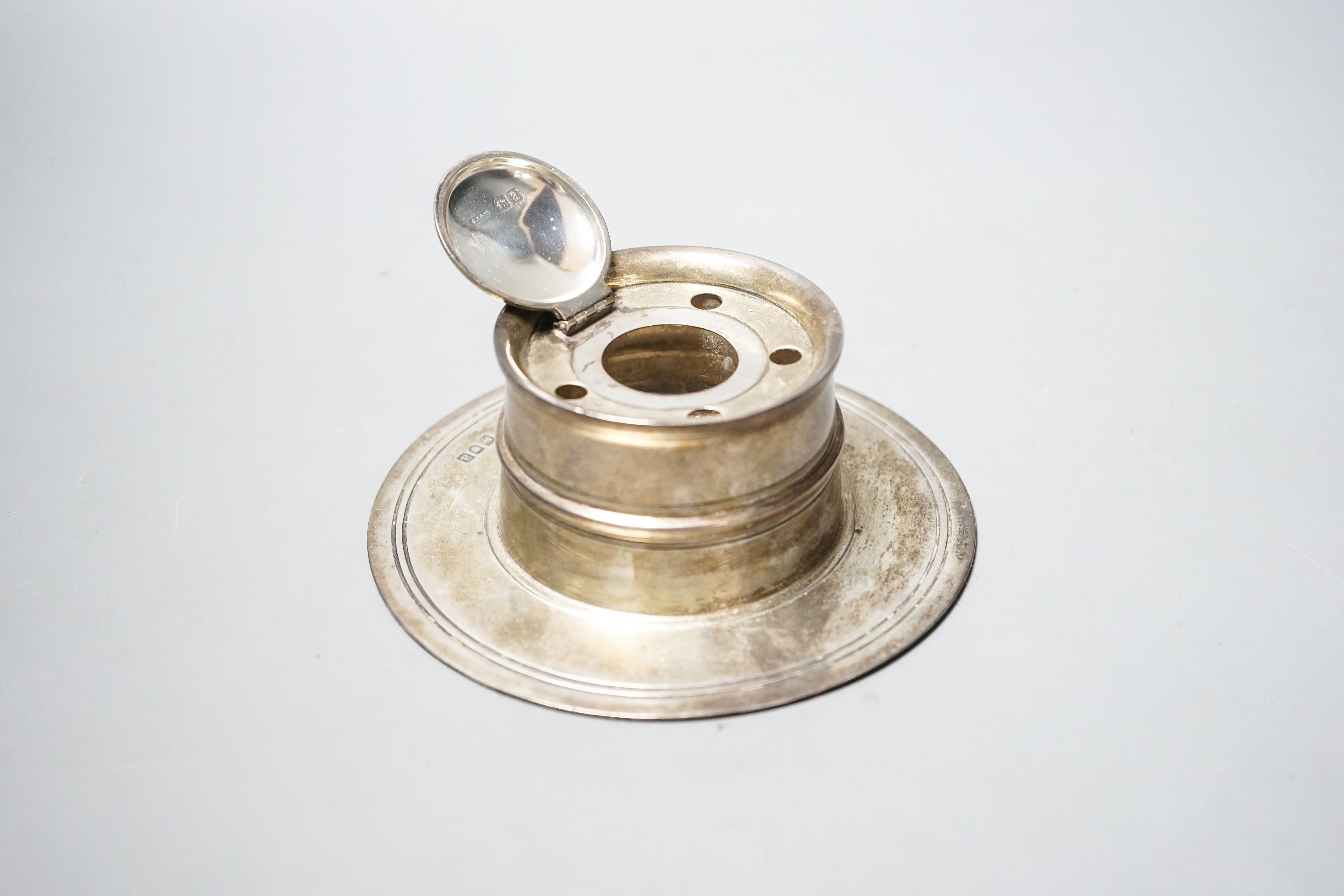 A late Victorian silver circular inkwell, John Grinsell & Sons, London, 1896, diameter 13.3cm, gross weight 11oz.